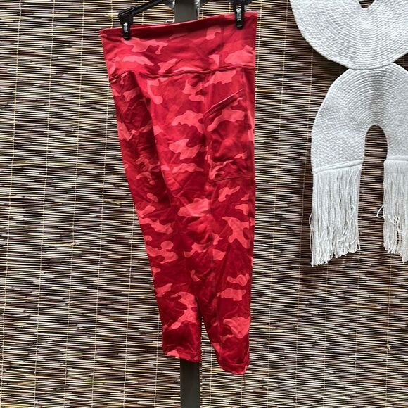 ID Ideology Women's Compression Camo Print Capri Leggings, Regular & Petite, Cre - Picture 2 of 3